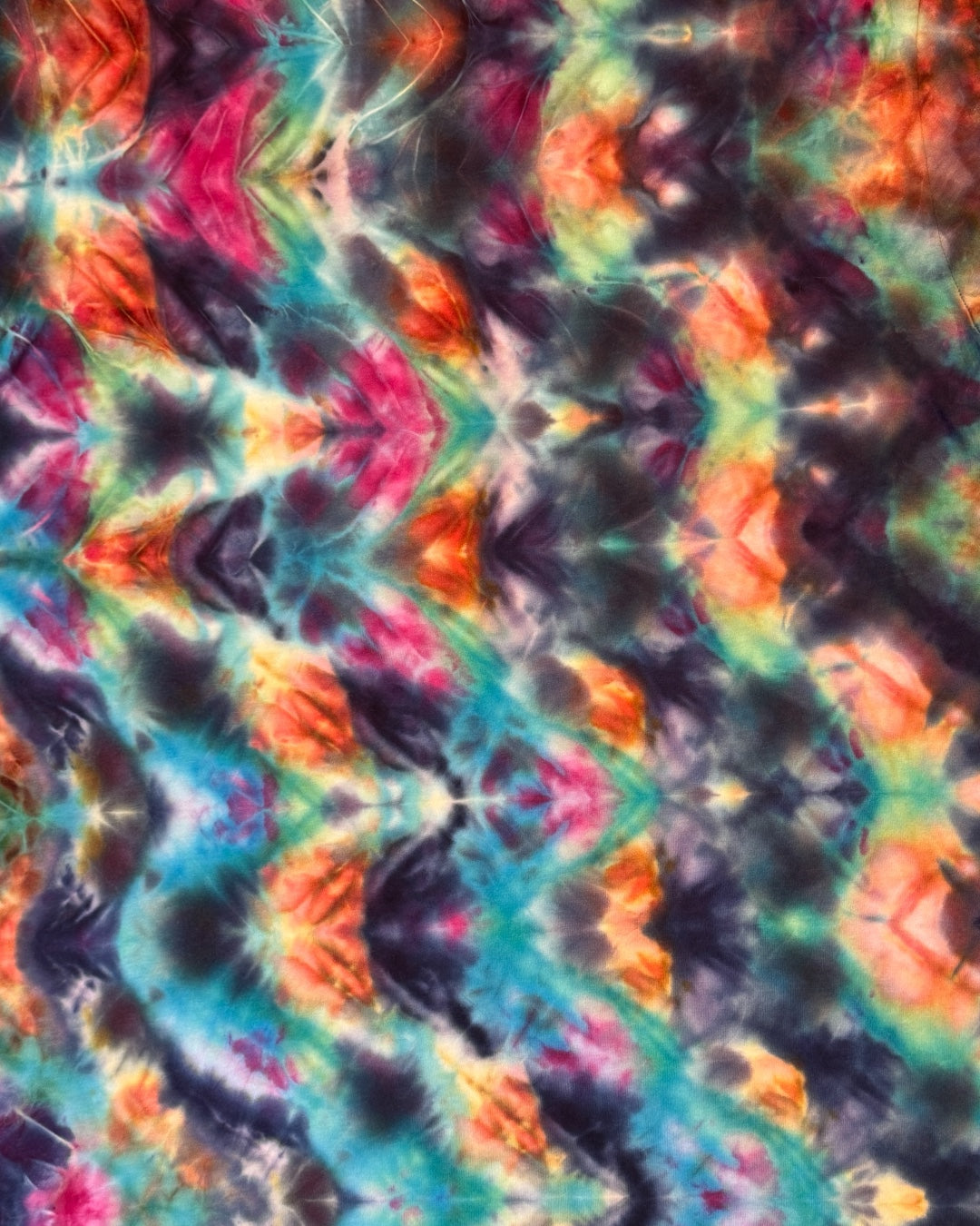 M - spacey ice dyed cosmic glitch vee