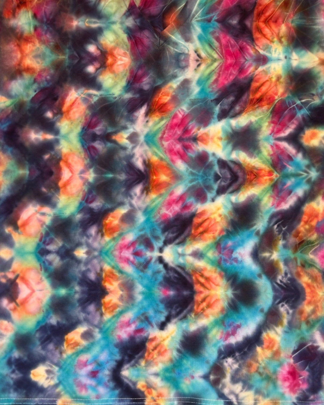 M - spacey ice dyed cosmic glitch vee