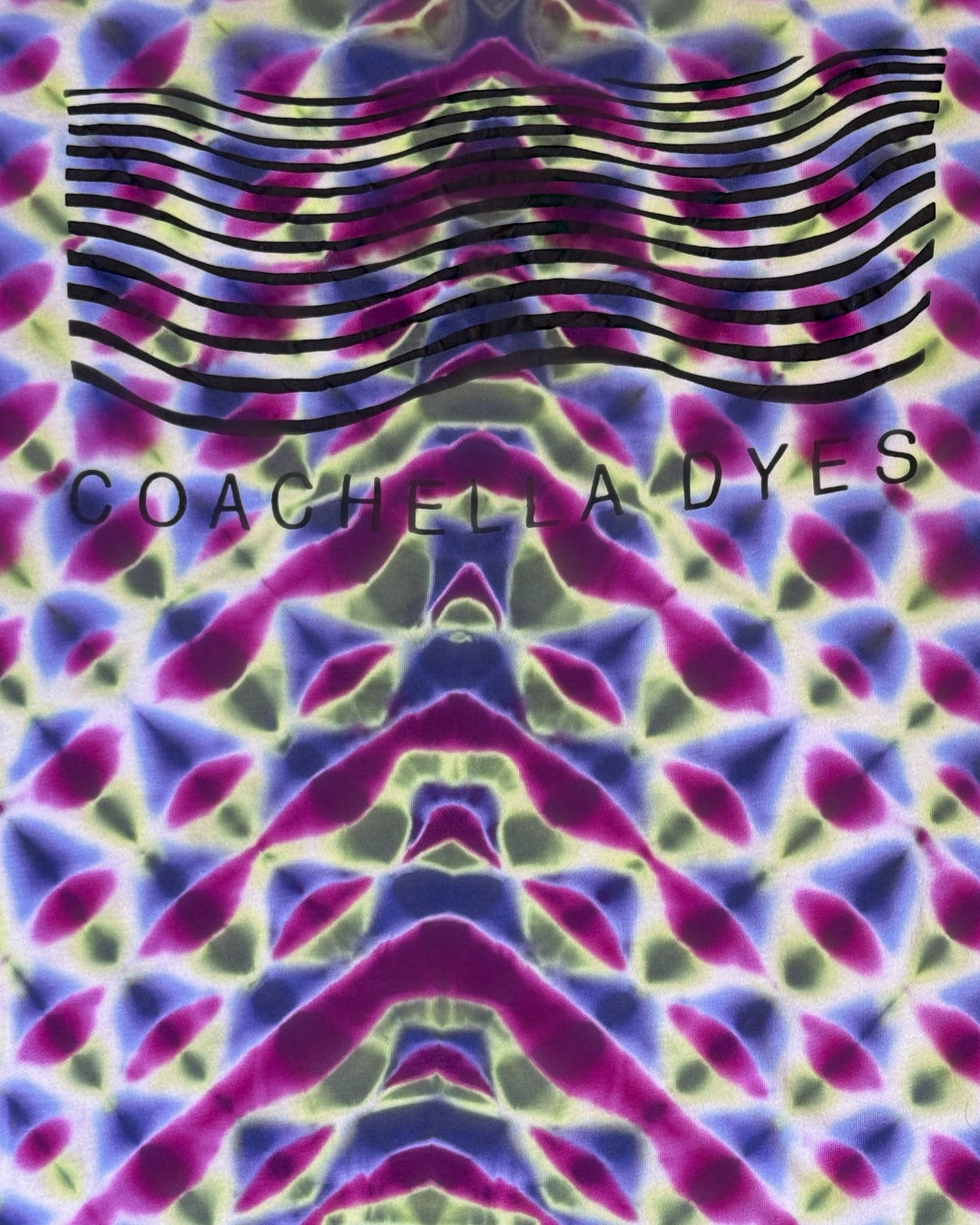 L - UV reactive chevron logo tee