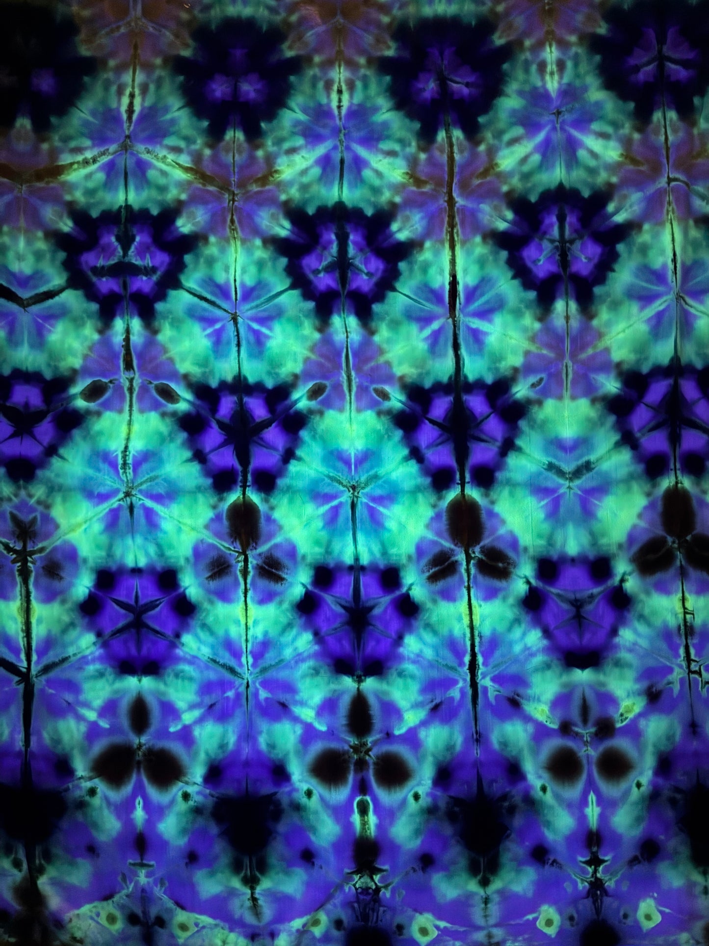 UV reactive navy/lime snow flower shibori large sized tapestry