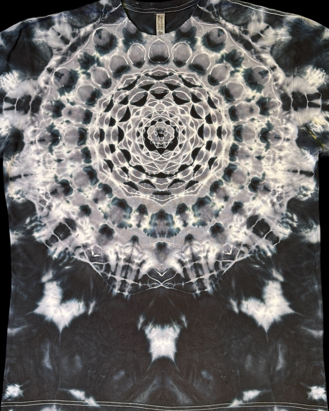 XXL - monochromatic mandalalala tee
