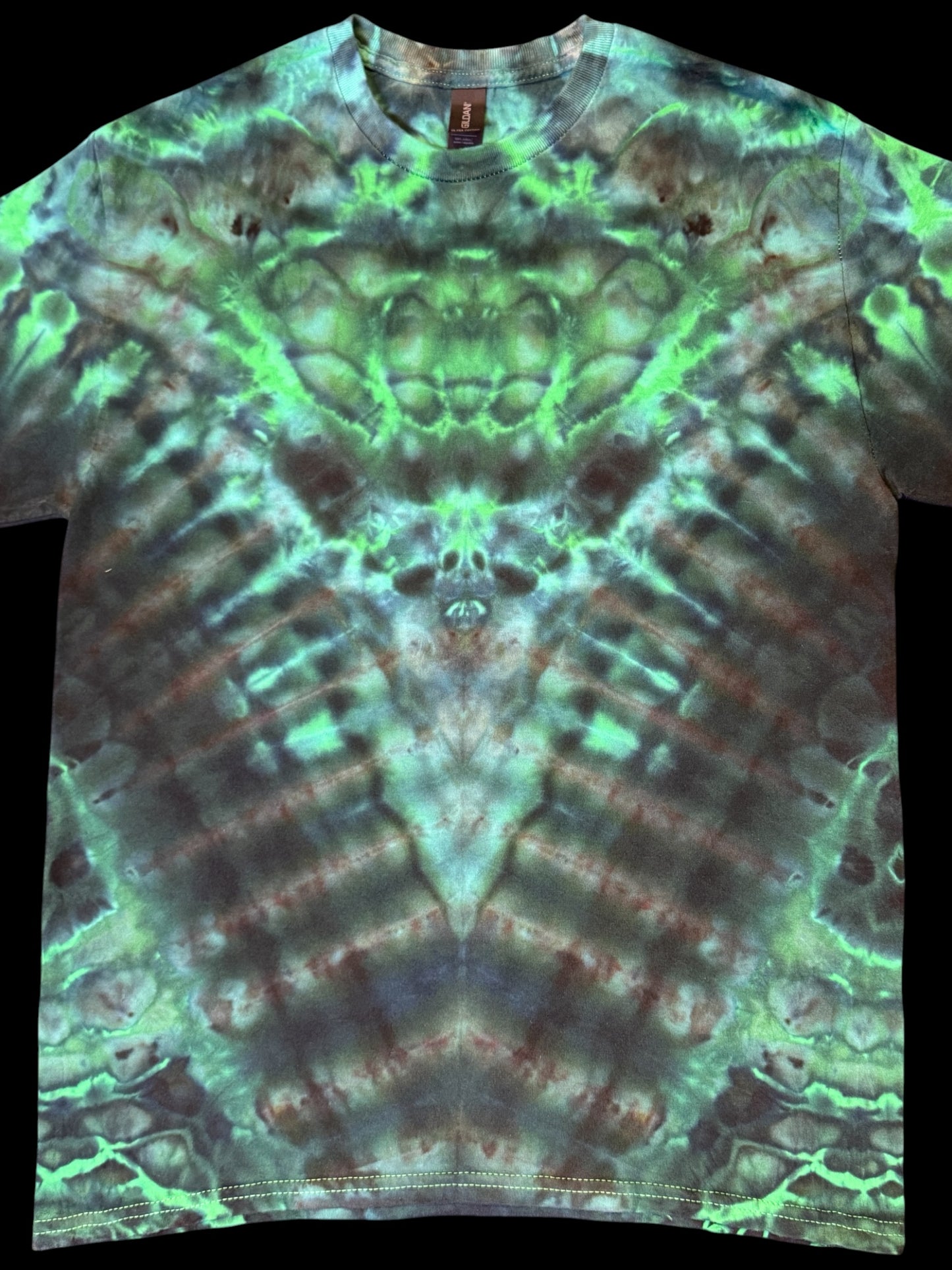 M - green reversed and raven ice dyed tee